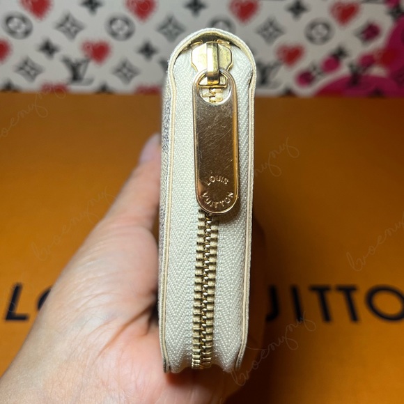 Like new! Zippy Wallet in azur - Picture 6 of 15